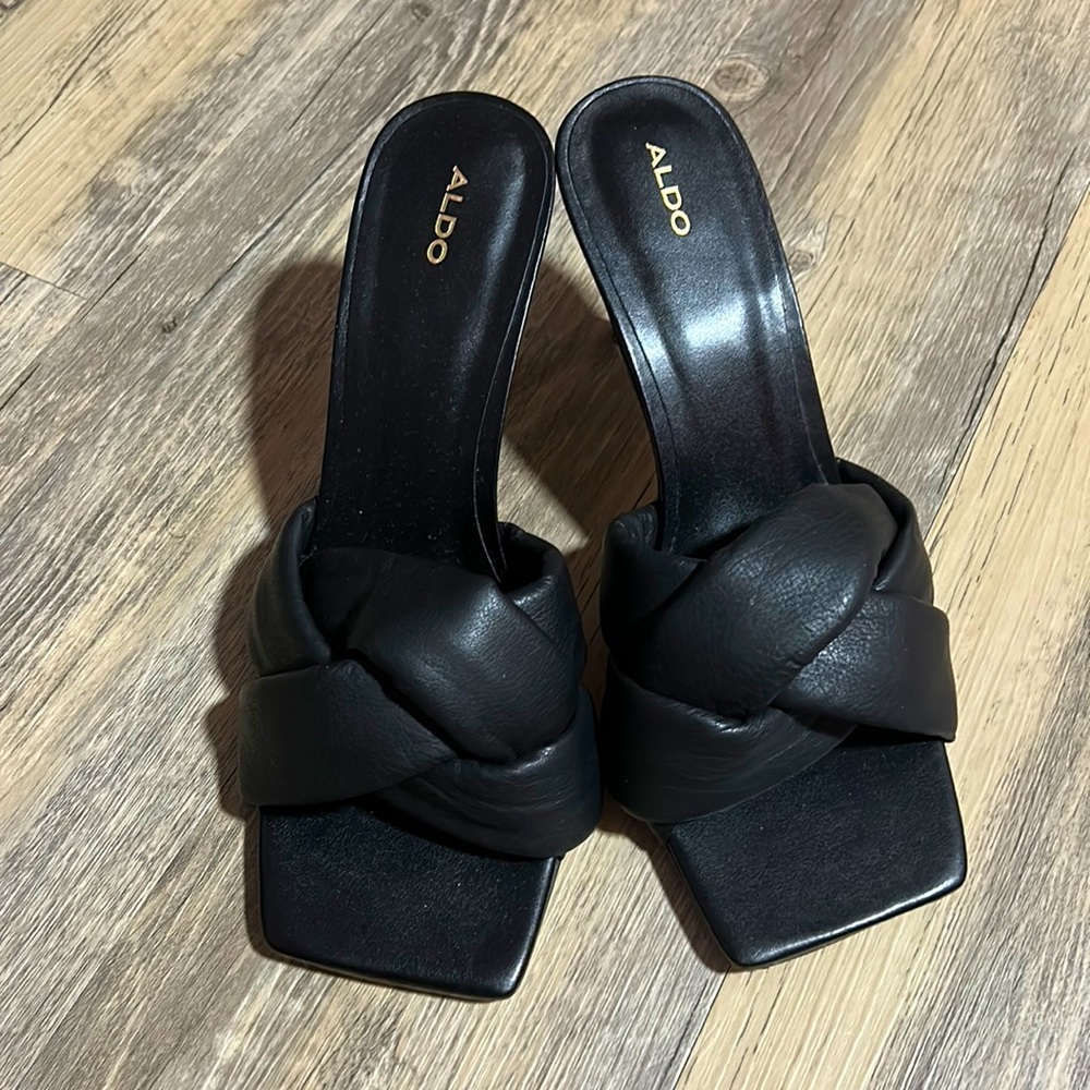 Selling these black size 10 Aldo’s. Bought these for NY.